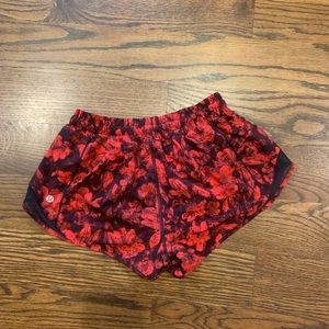 Lululemon women’s hotty hot shorts - size 6 excellent condition